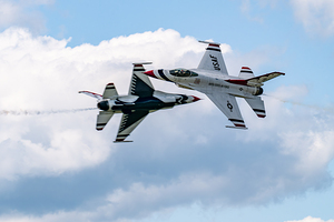 USAF Thunderbirds - Knife  edge Pass